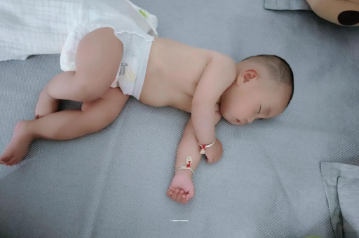 涉县宝宝睡觉爱翻身